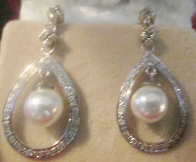 xxM815M 0,70ct diamond and Pearl earrings Takst-Valuation N.Kr. 15 000